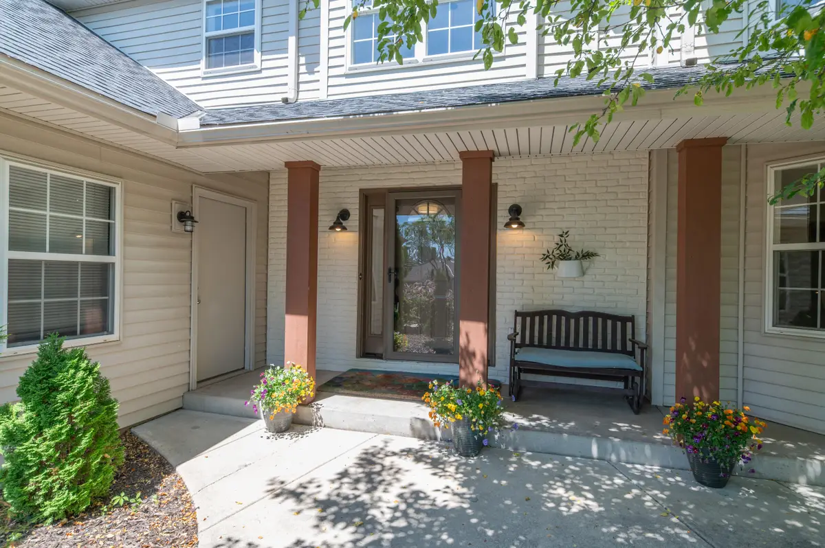 412 E Red Pine Cir, Dousman, WI 53118 - #1