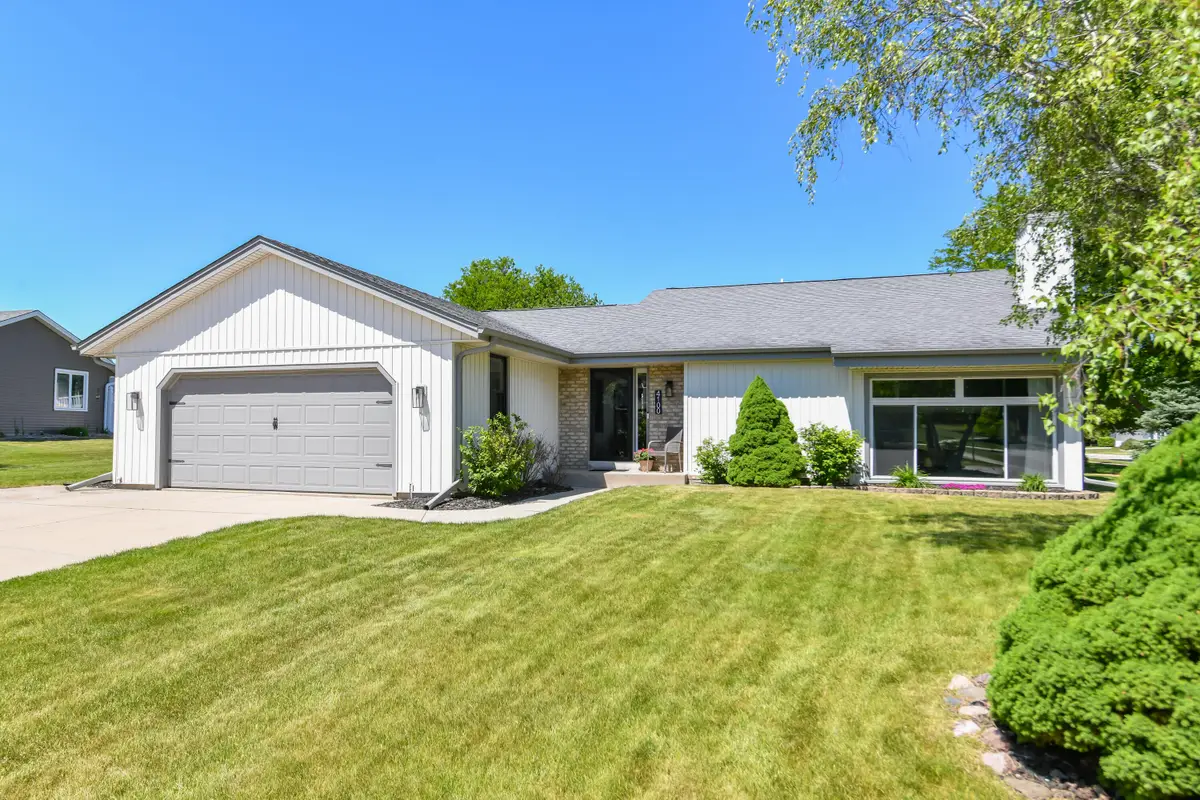 4100 W Fieldview Ct, Franklin, WI 53132 - #1