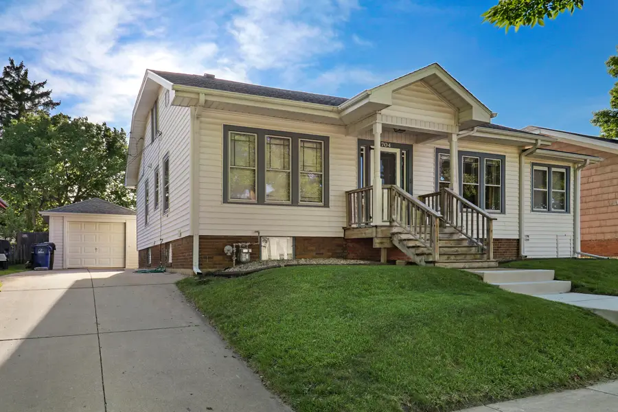 704 Monroe Ave, Racine, WI 53405 - #2