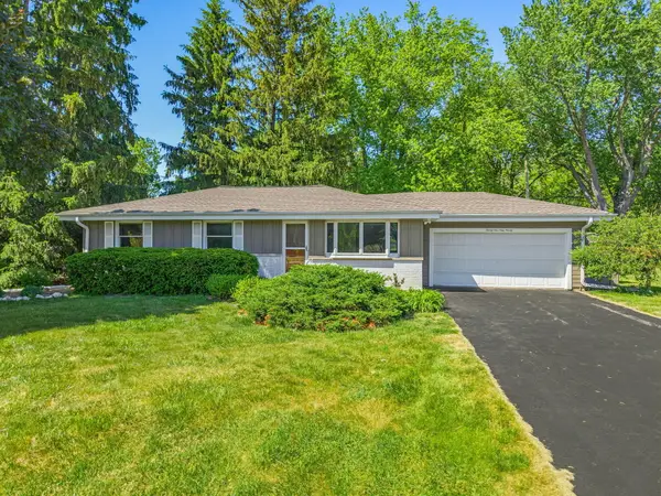 21990 Holly Crest Dr, Brookfield, WI 53045