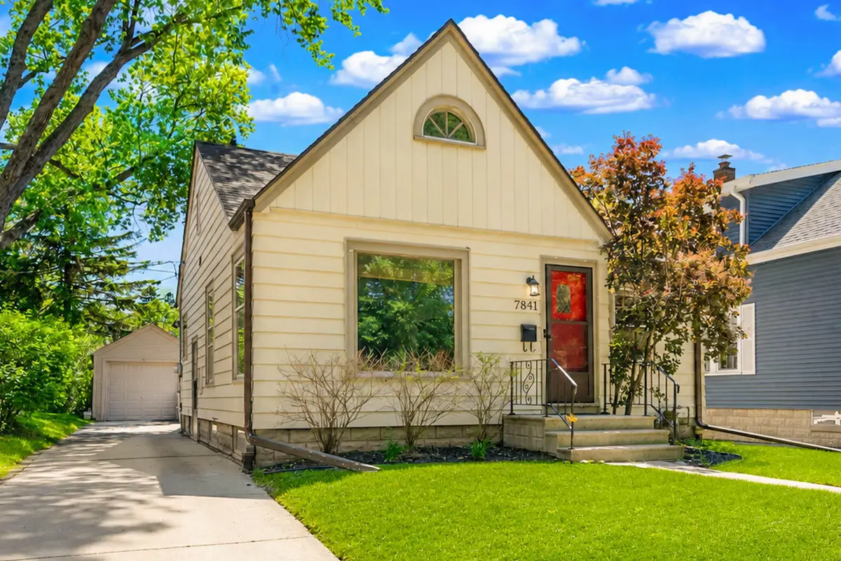 7841 W Lorraine Pl, Milwaukee, WI 53222 - #1