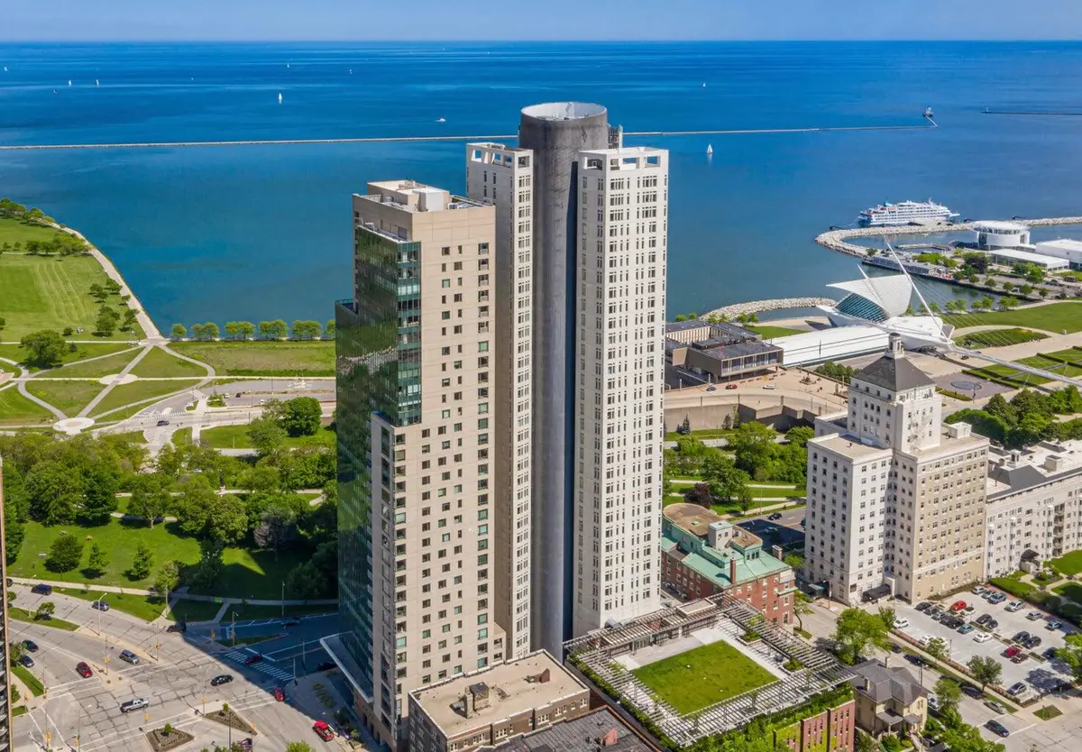 923 E Kilbourn Ave, Milwaukee, WI 53202 - #1