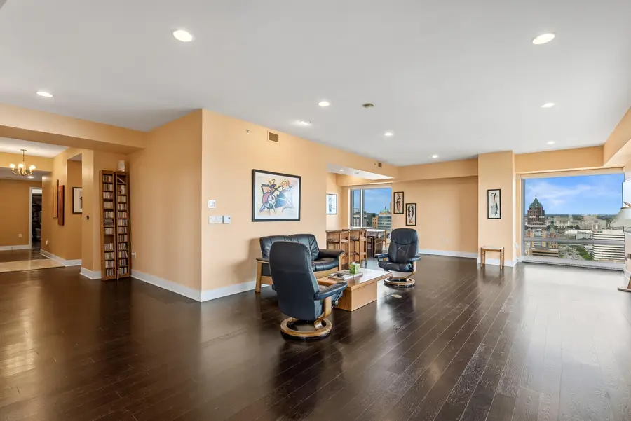 923 E Kilbourn Ave, Milwaukee, WI 53202 - #2