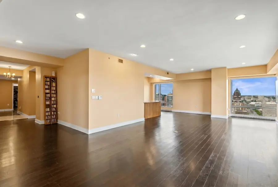 923 E Kilbourn Ave, Milwaukee, WI 53202 - #3