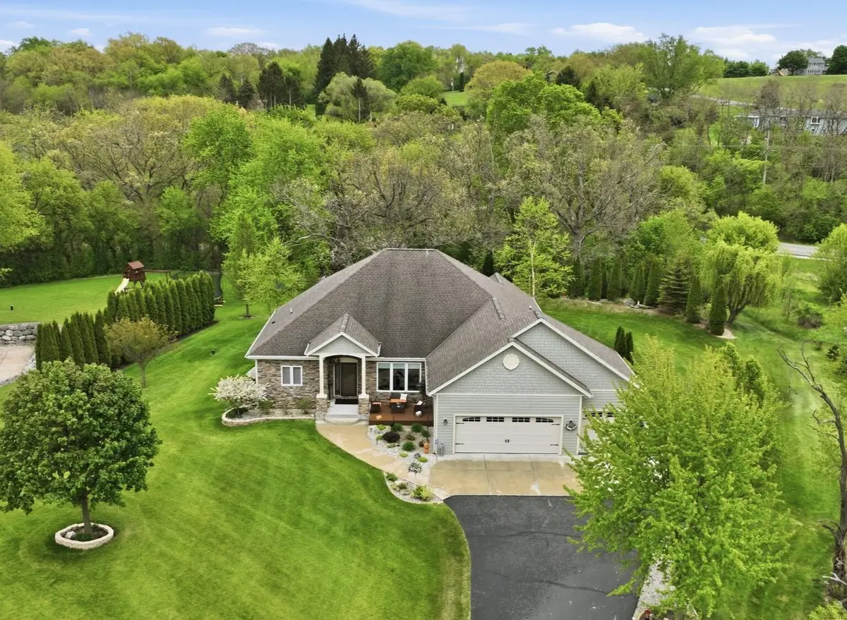 S30W27725 Creekside Ct, Waukesha, WI 53188 - #1