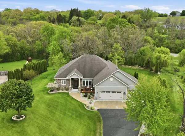 S30W27725 Creekside Ct, Waukesha, WI 53188