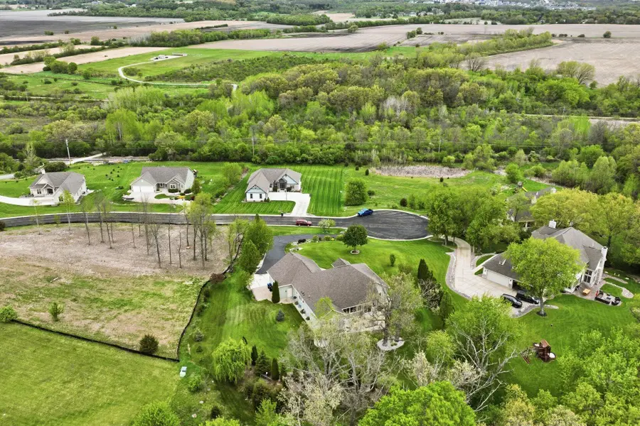 S30W27725 Creekside Ct, Waukesha, WI 53188 - #2