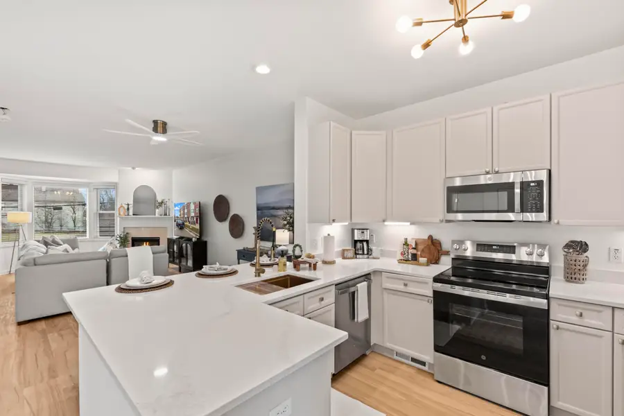 208 E Reservoir Ave, Milwaukee, WI 53212 - #3