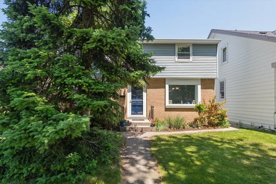 820 E Silver Spring Dr, Whitefish Bay, WI 53217 - #2