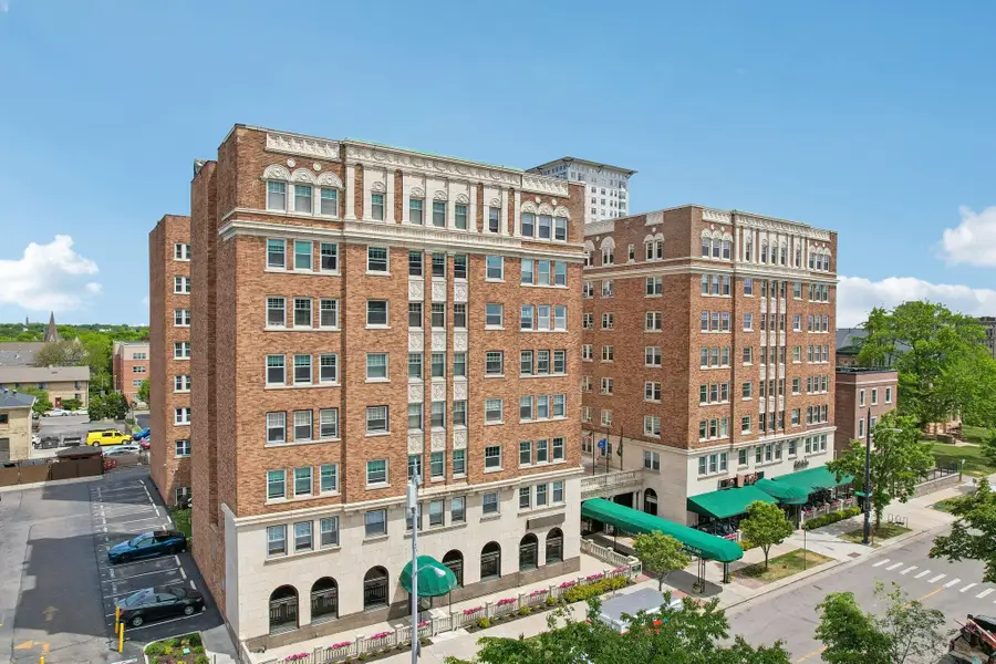 1028 E Juneau Ave, Milwaukee, WI 53202 - #3