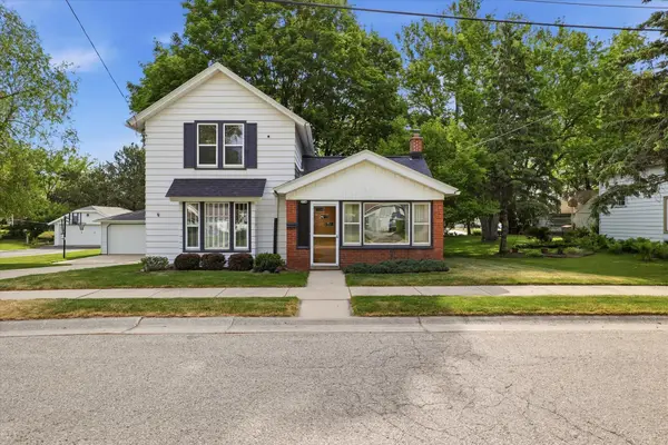354 Prospect Ave, Hartland, WI 53029