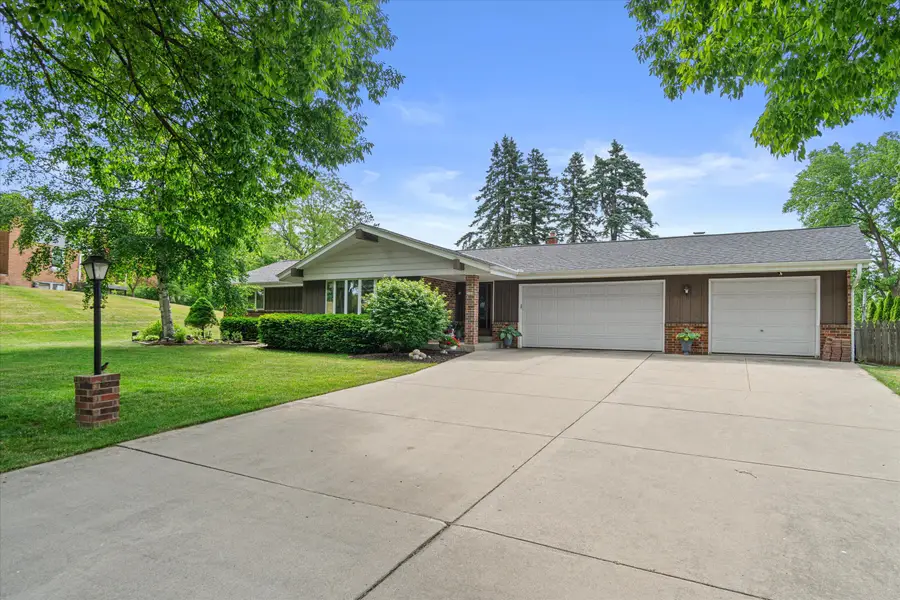 3560 Goetz Dr, Brookfield, WI 53005 - #2