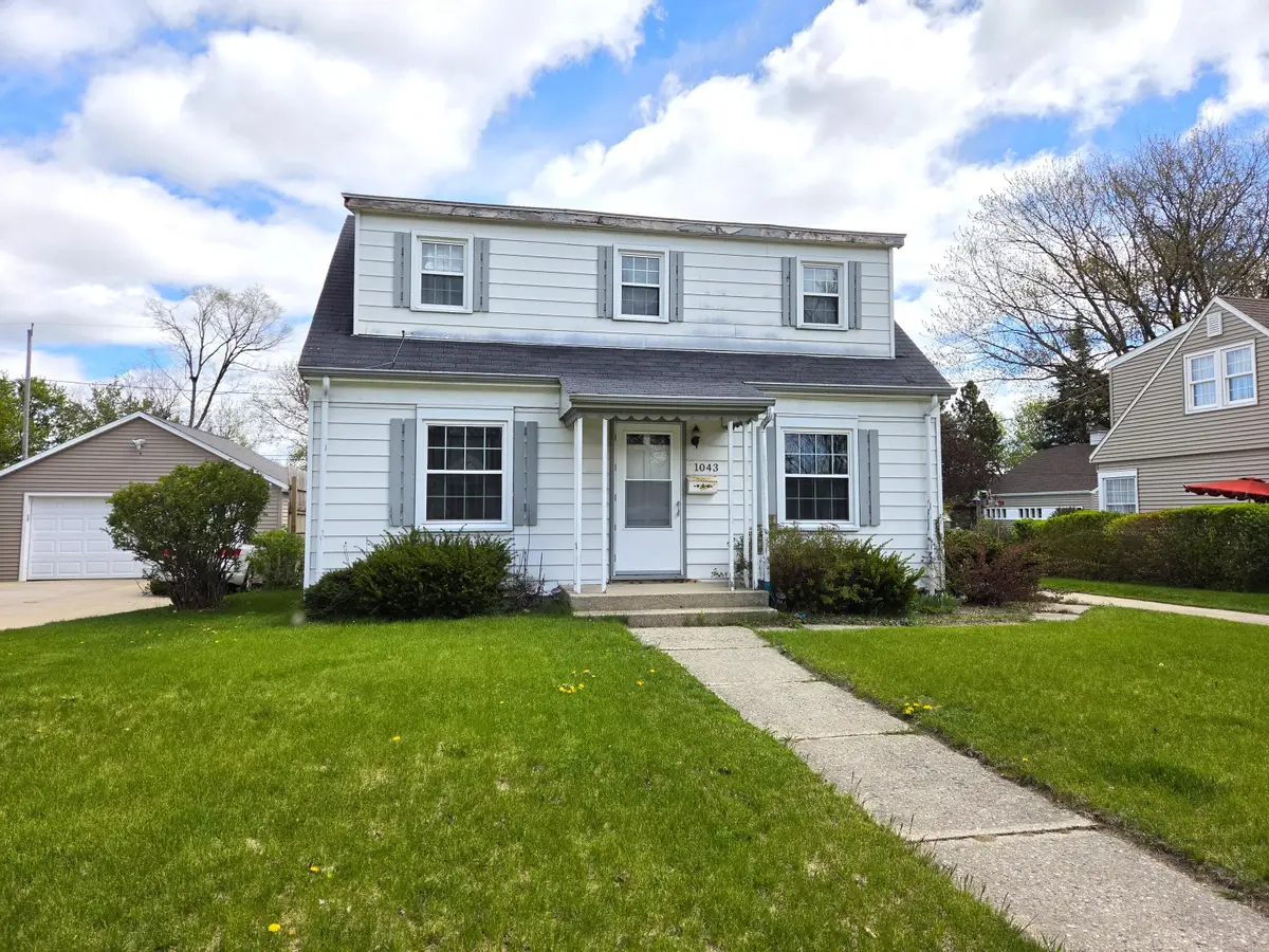 1043 Birchwood Dr, West Bend, WI 53095 - #1