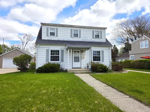 1043 Birchwood Dr, West Bend, WI 53095