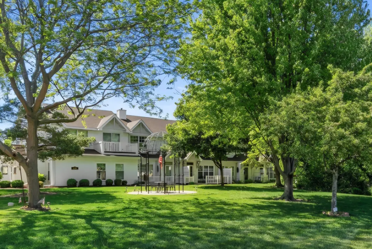6235 S Creekside Dr, Cudahy, WI 53110 - #1