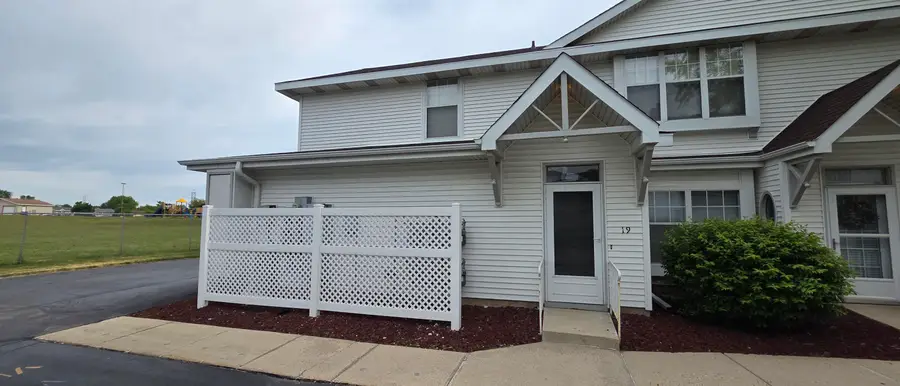 6235 S Creekside Dr, Cudahy, WI 53110 - #3