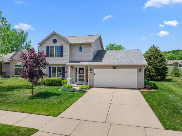 1514 Ravine Forest Dr, West Bend, WI 53090