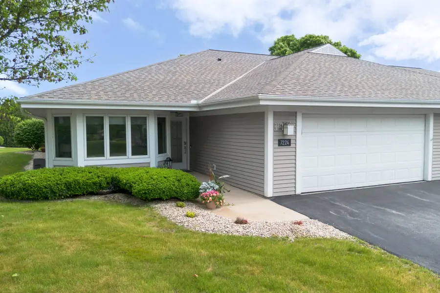 7224 W Mequon Square Dr, Mequon, WI 53092 - #2