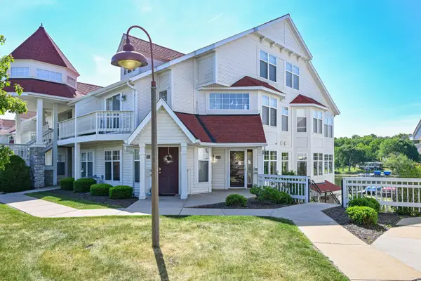 2138 Landings Ln, Delavan, WI 53115