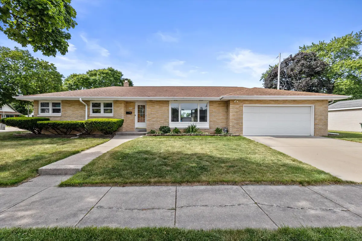 7701 W Warnimont Ave, Milwaukee, WI 53220 - #1