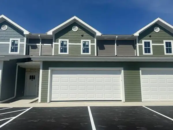 208 Settlers Dr, Jefferson, WI 53549