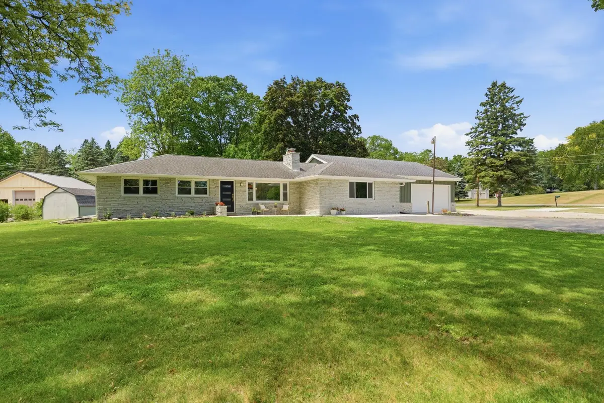 W224N8095 Susan Pl, Lisbon, WI 53089 - #1