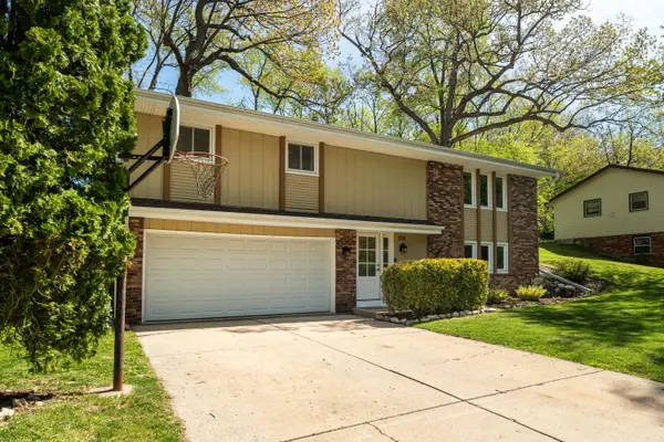 720 Coventry Ln, Hartland, WI 53029