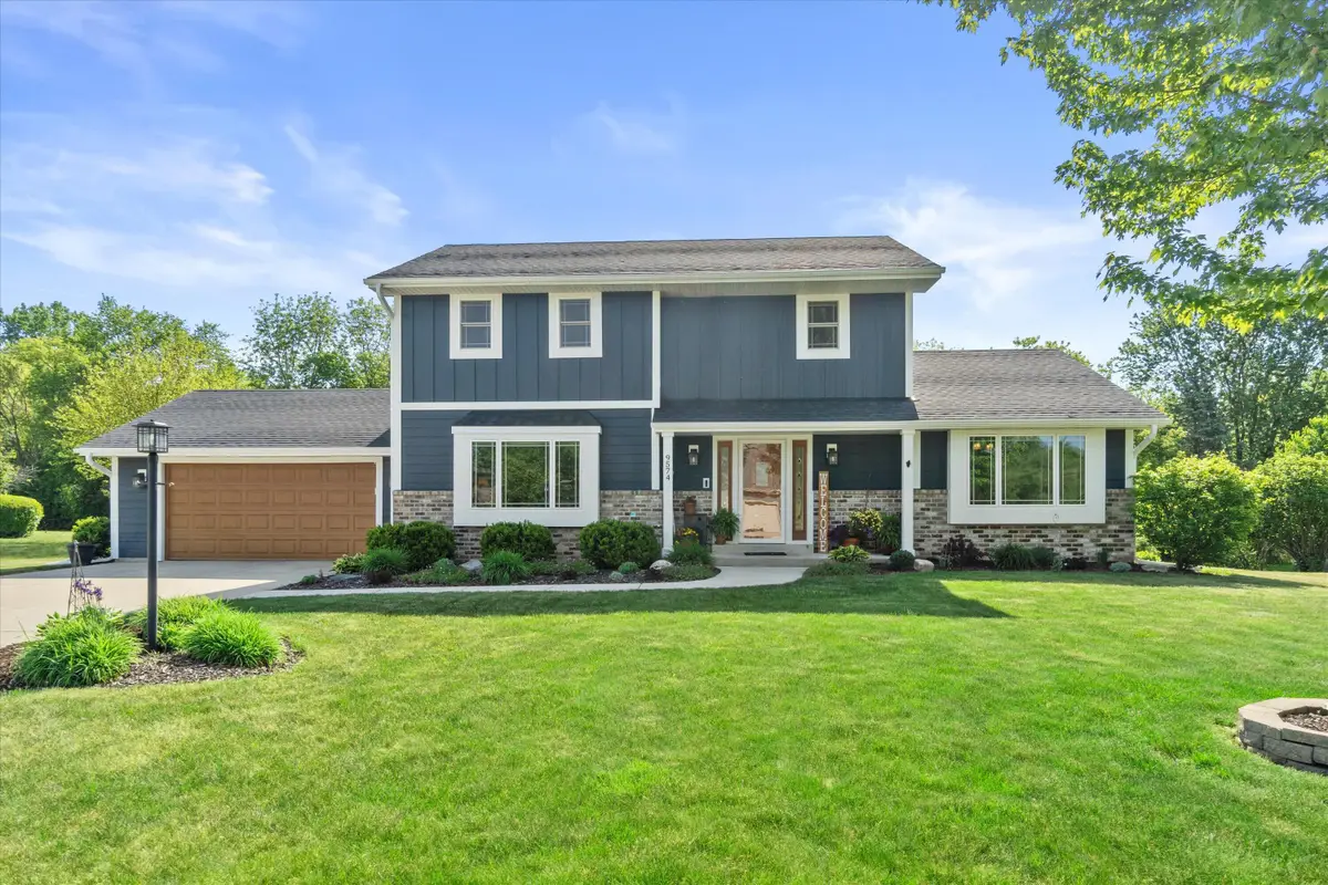 9574 S Fairway Cir, Franklin, WI 53132 - #1