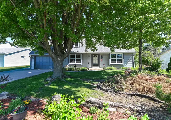 960 E Oakwood Rd, Oak Creek, WI 53154