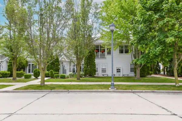 6168 S Creekside Dr, Cudahy, WI 53110