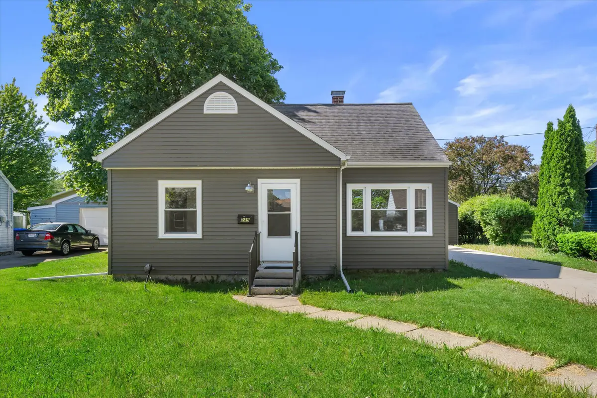 939 Sherry St, Neenah, WI 54956 - #1