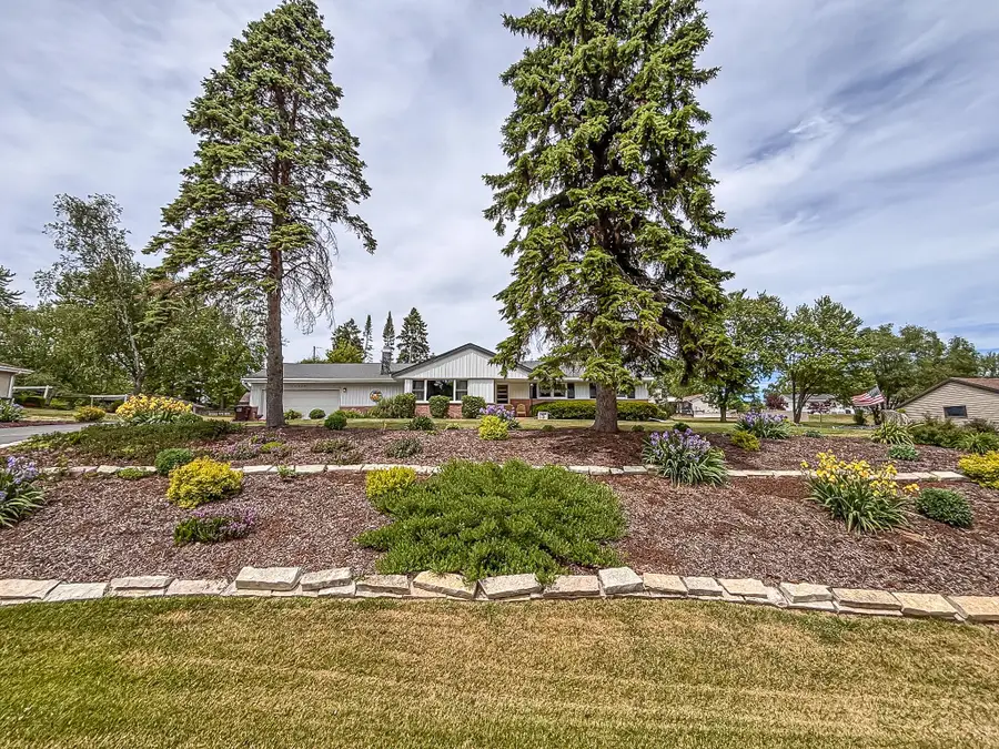 18260 W Willow Rd, New Berlin, WI 53146 - #2