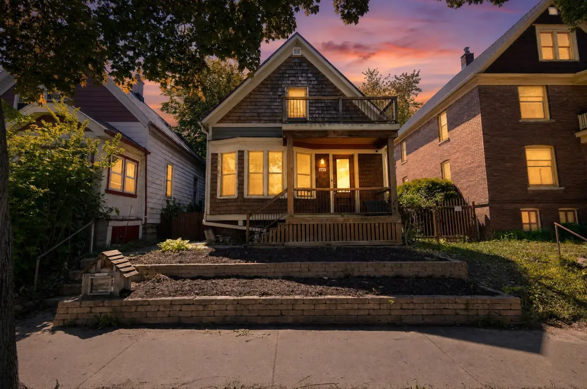 2733 N Bremen St, Milwaukee, WI 53212 - #1