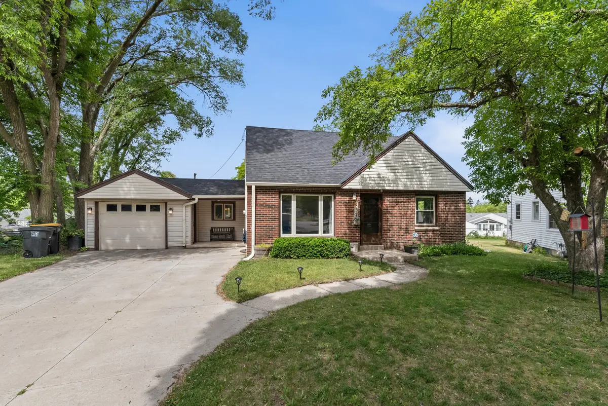 10924 W Marion St, Wauwatosa, WI 53222 - #1