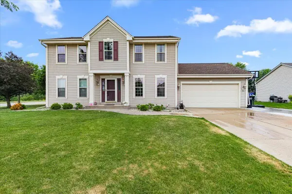 871 N Sandy Ln, Elkhorn, WI 53121