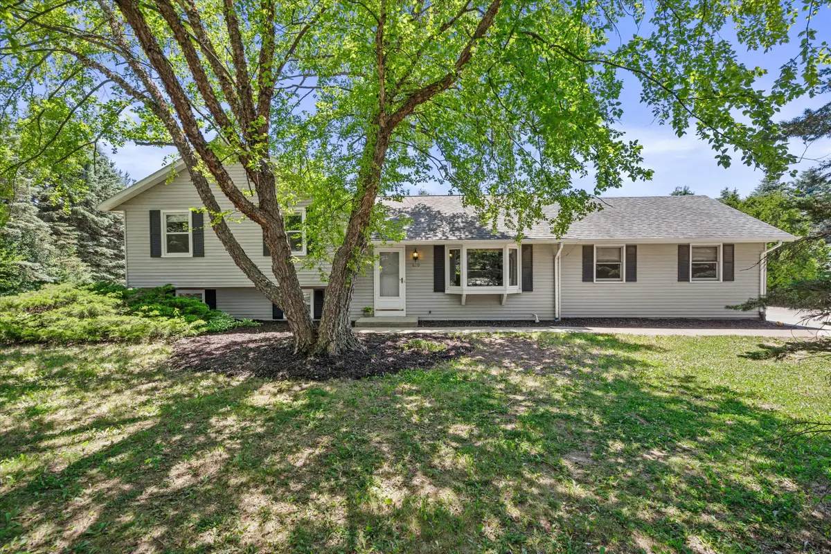 620 Prairie View Dr, North Prairie, WI 53153 - #1