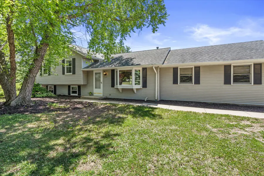 620 Prairie View Dr, North Prairie, WI 53153 - #2
