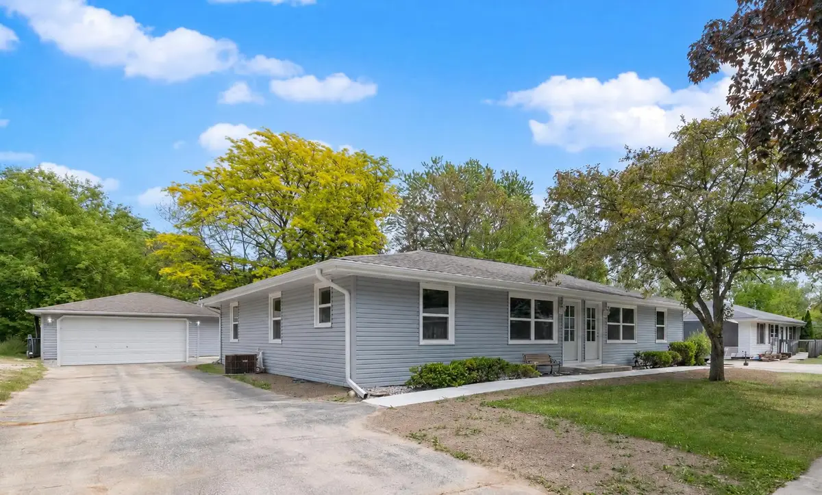 513 Bender Rd, West Bend, WI 53090 - #1