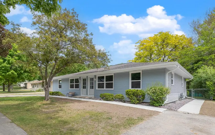 513 Bender Rd, West Bend, WI 53090 - #3