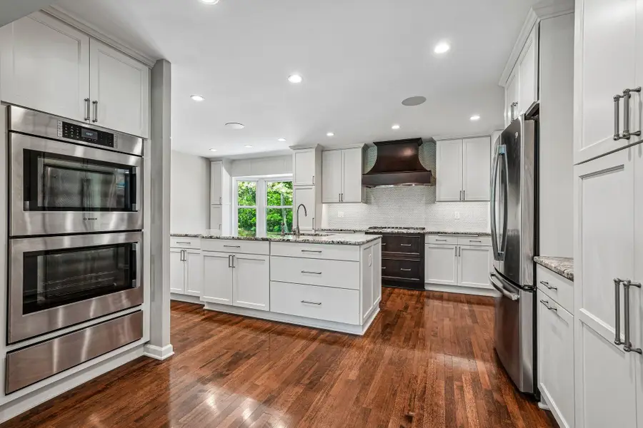 9945 N Valley Hill Dr, Mequon, WI 53092 - #2