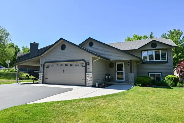 1021 Eton Ct, Hartland, WI 53029