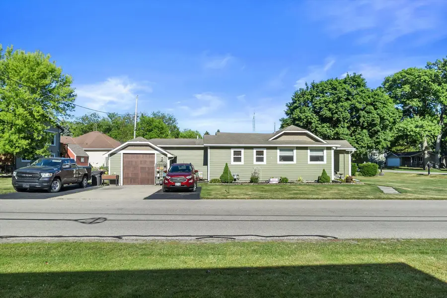 418 S 4th St, Silver Lake, WI 53170 - #2