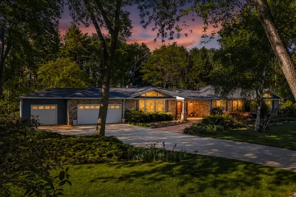 400 W Revere Rd, Mequon, WI 53092