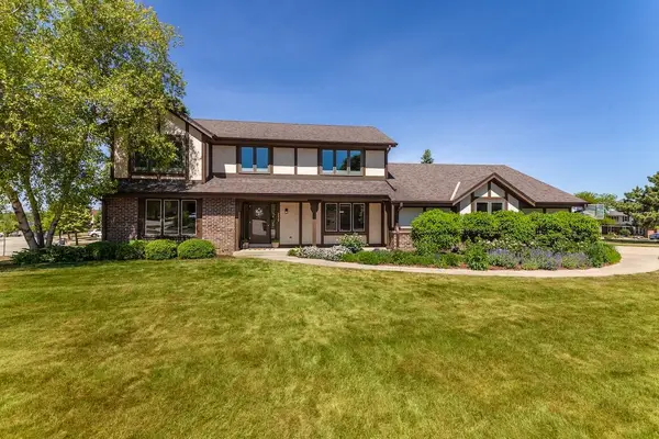 2230 Stony Ridge Dr, Waukesha, WI 53189