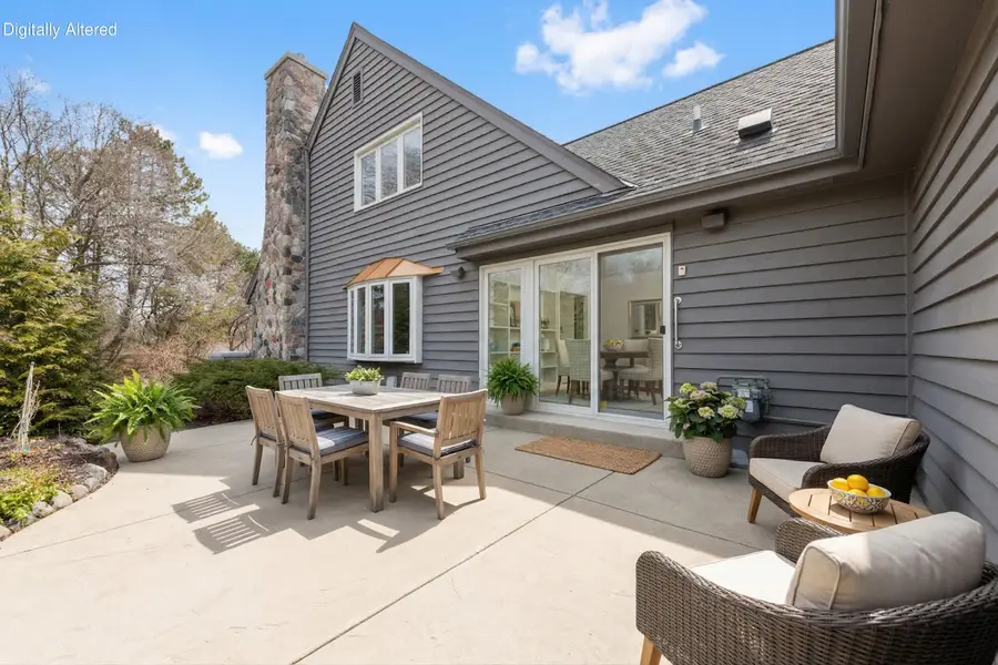 2618 W Lake Park Ct, Mequon, WI 53092 - #2