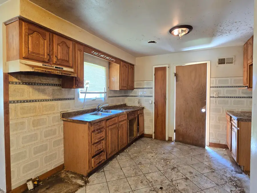 9251 W Swan Cir, Milwaukee, WI 53225 - #2