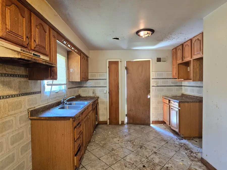 9251 W Swan Cir, Milwaukee, WI 53225 - #3