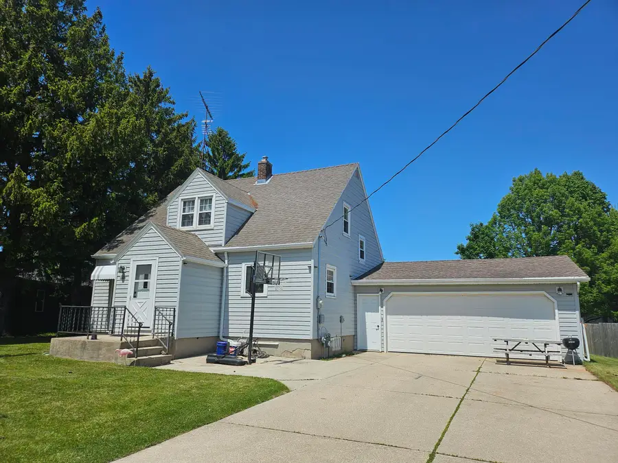 4428 Menasha Ave, Manitowoc, WI 54220 - #2