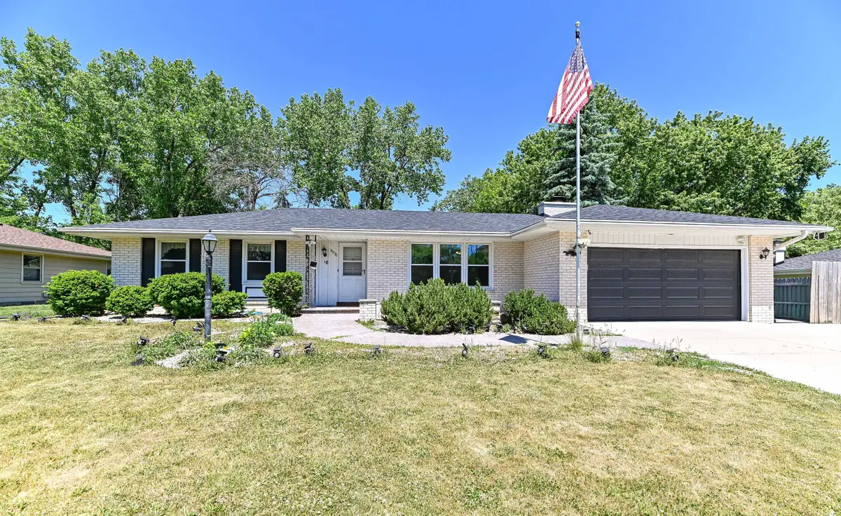 15070 W Mark Dr, New Berlin, WI 53151 - #1