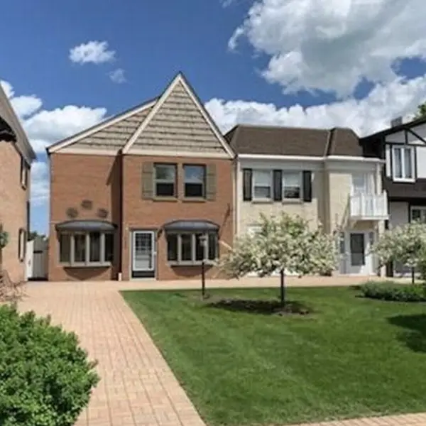 2206 Stonecroft Dr, Grafton, WI 53024